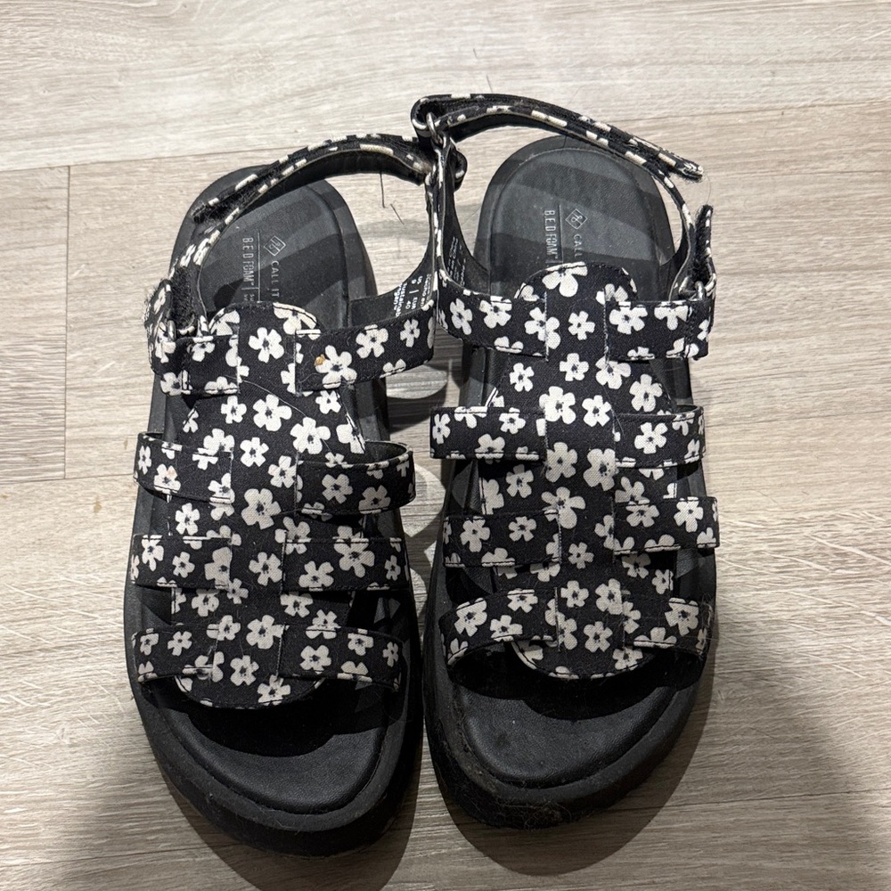Columbia Black and White Floral Sandals